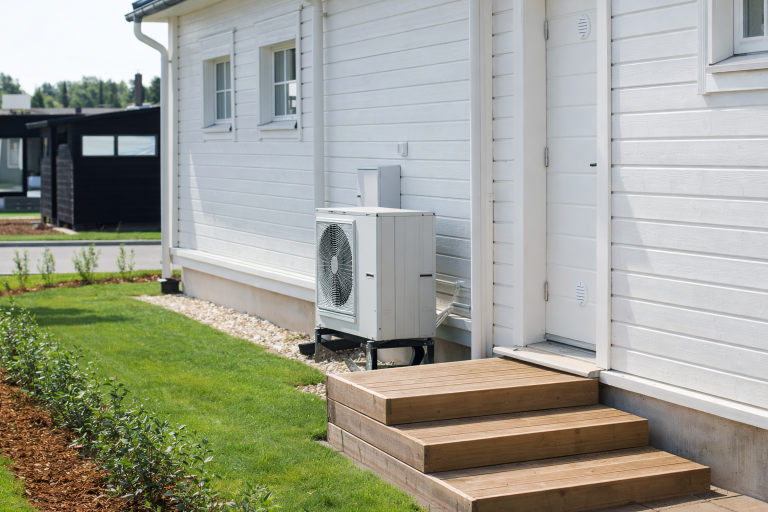 Rénovation énergétique à Dunkerque, Calais et Boulogne-sur-Mer : pourquoi la pompe à chaleur air/eau s'adapte parfaitement au littoral ?
