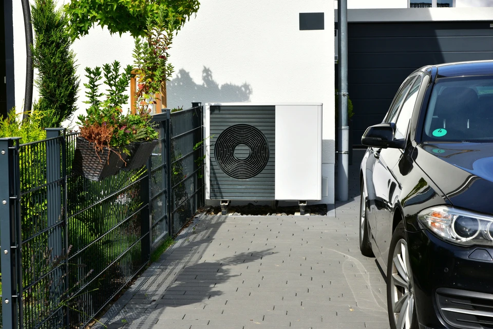 Extérieur résidentiel avec installation de pompe à chaleur air-air